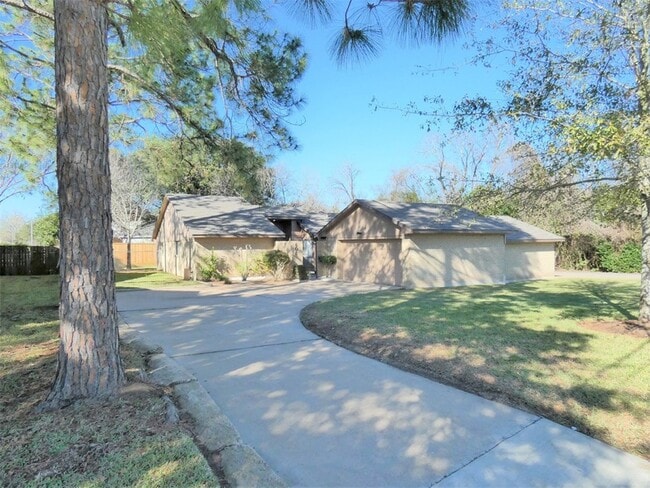 Building Photo - 606 Golfview Dr