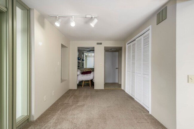 Building Photo - Gorgeous  Home In The Marmalade District O...