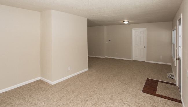 Building Photo - Beautiful 3 Bedroom 1 Bath Home - Pyramid ...