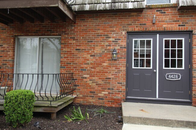 Building Photo - May FREE On This 2 Bedroom 1 Bath Apartment In The West Plaza Area