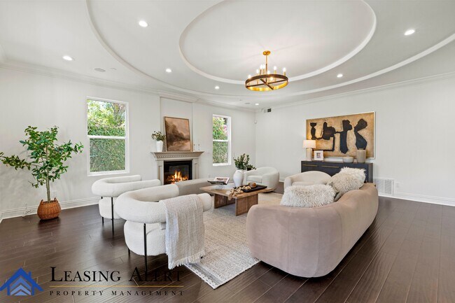 Building Photo - 5011 Hayvenhurst Ave