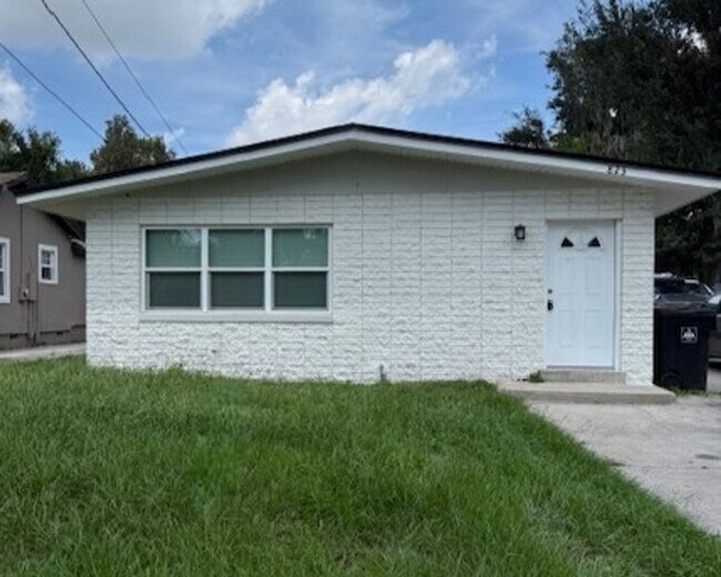 Primary Photo - 2 Bed 1 Bath Duplex in Orlando for Rent