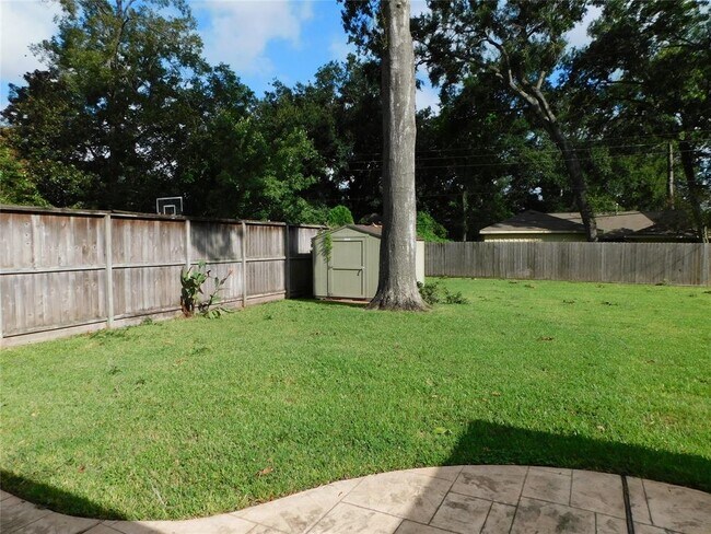 Building Photo - 9710 Pine Lake Dr