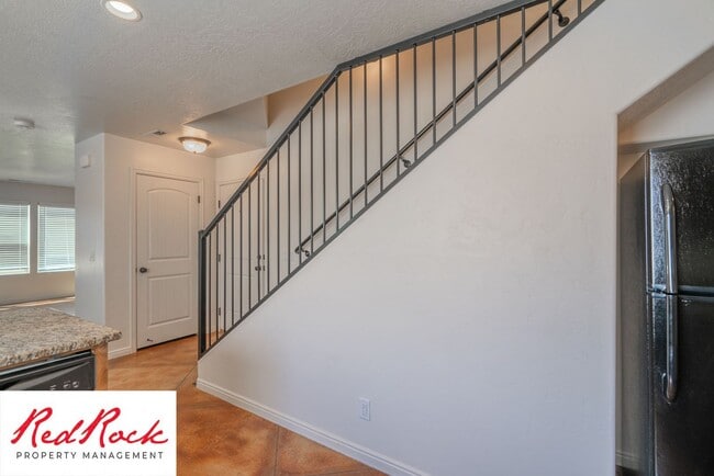 Building Photo - DOG-FRIENDLY 4 Bedroom Townhome with INTER...