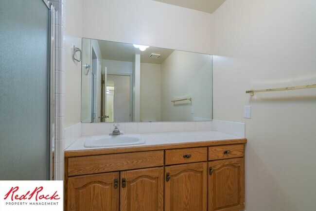 Building Photo - 3 Bedroom End Unit Home in Downtown St. Ge...