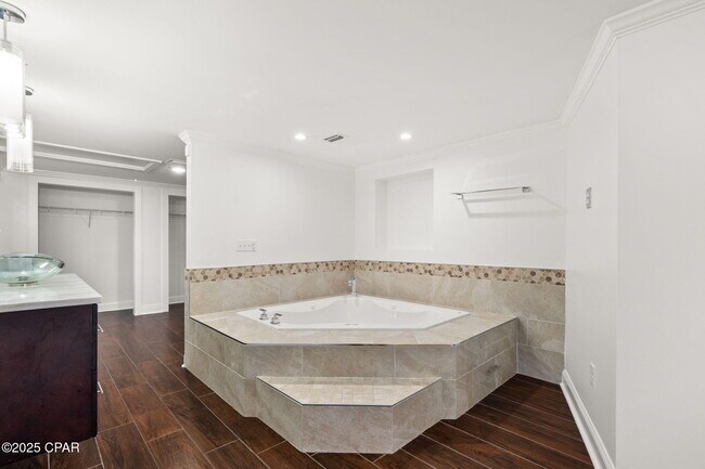 Building Photo - 1528 Oak Ave