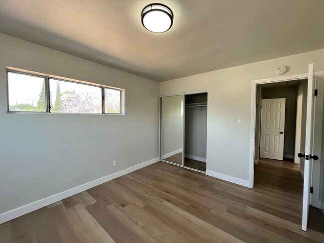 Building Photo - 1514 S Bentley Ave