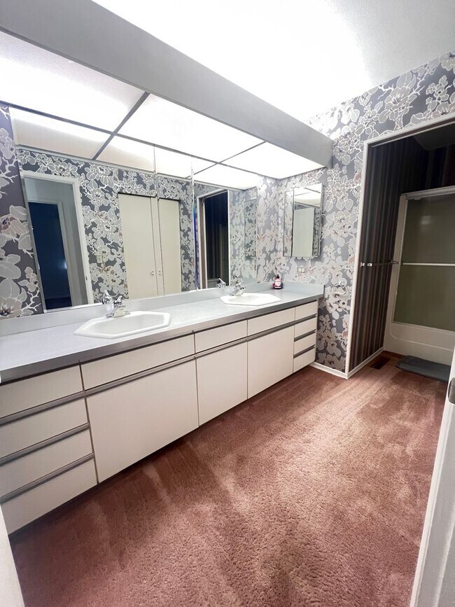 Building Photo - 1 Bedroom Condo on the Golf Course!