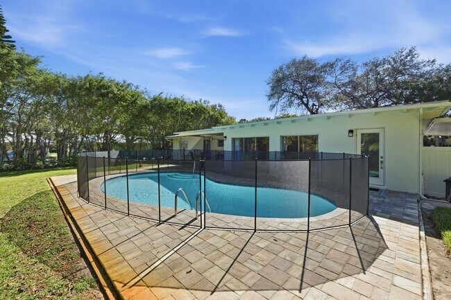 Building Photo - Retro Pool home close to downtown Naples