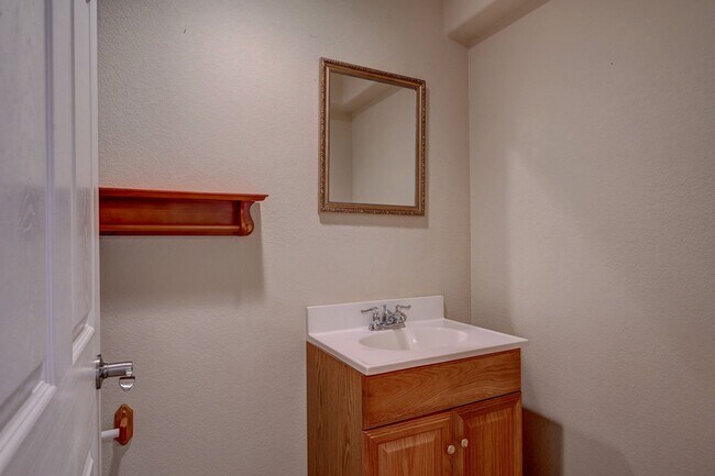 Building Photo - 4 bedroom, 5 bath hime with 3 car garage