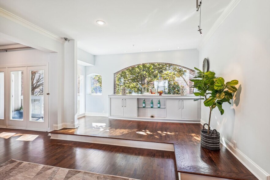 Building Photo - 337 W 7th St