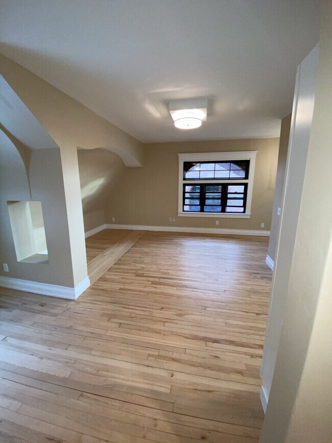 Building Photo - *Beautifully remodeled Historic 2 bed plus den Penthouse In Desirable Lowry Hill - Near Chain Of ...