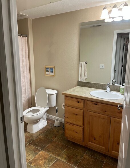 Building Photo - 1052 Canyon Meadow Dr