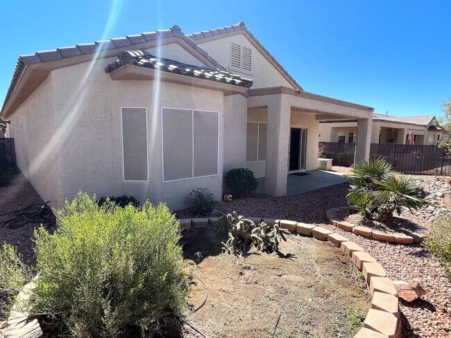 Building Photo - Stunning 3 bedroom 3 bath with Guest House in Sun City Anthem for 55+!