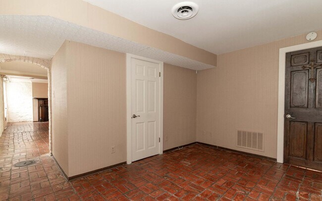 Building Photo - 1432 St James Ct