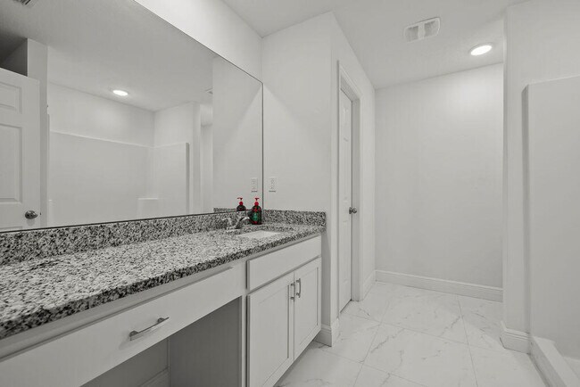 Building Photo - 362 NW Bayshore Blvd