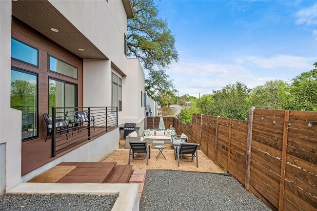 Building Photo - 4400 Mt Vernon Dr