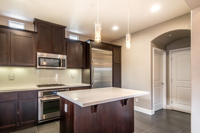 Building Photo - 465 Magritte Way