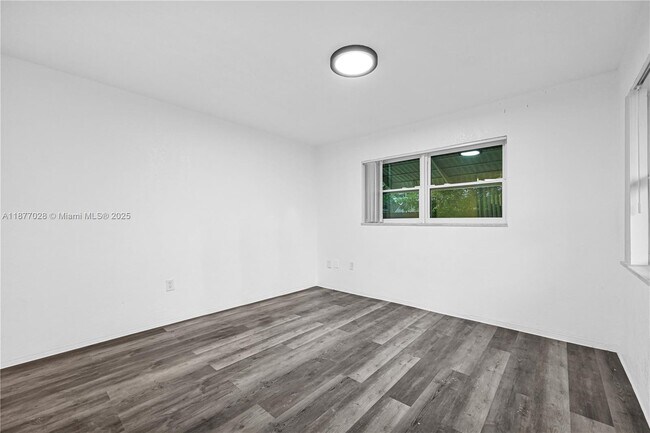 Building Photo - 2435 Plunkett St