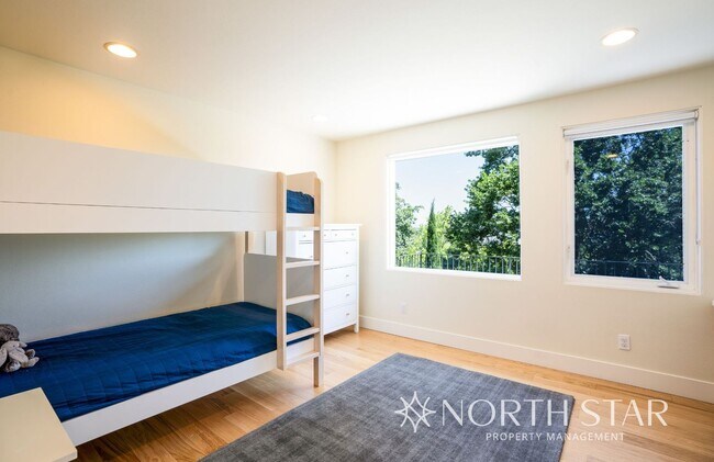 Building Photo - Stunning Views Close in NW Portland