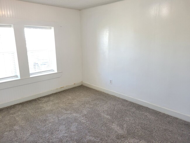 Building Photo - LARGE HOME WITH FENCED YARD NEAR LOCKWOOD ELEMENTARY SCHOOL