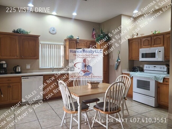 Building Photo - 225 Vista Dr
