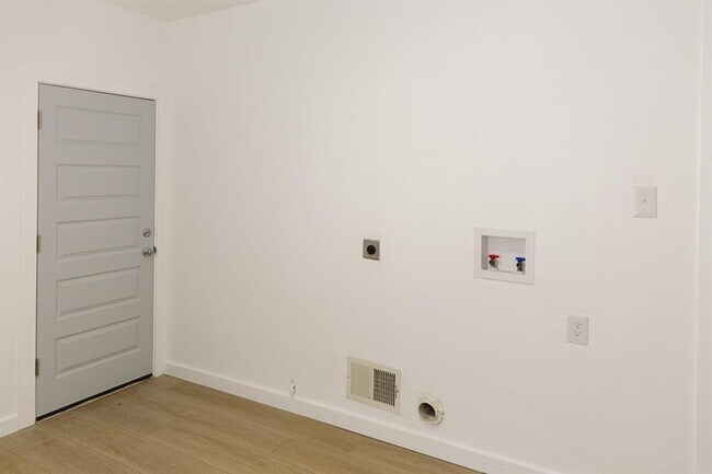 Building Photo - 2412 SE 47th St
