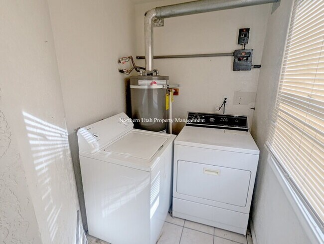 Building Photo - Upper Unit 2 Bed 1 Bath