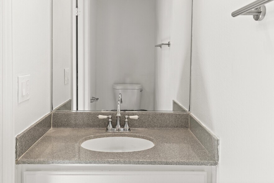 Building Photo - 321 W Dryden St