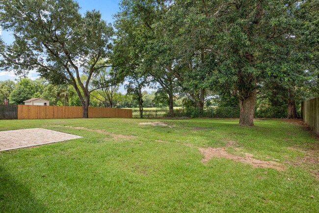 Building Photo - Stunning 4-Bedroom Home with Scenic Lake V...