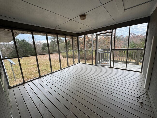 Building Photo - Private 3/2 Country House- $1,595