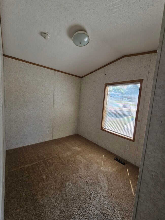 Building Photo - 6 Pine Cir