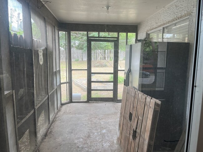 Building Photo - 203 Ranchero Rd