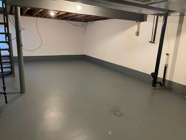 Building Photo - 4163 W Ridge Rd