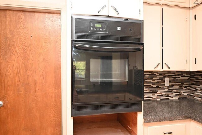 Building Photo - 4 bed 2 bath near SAFB.