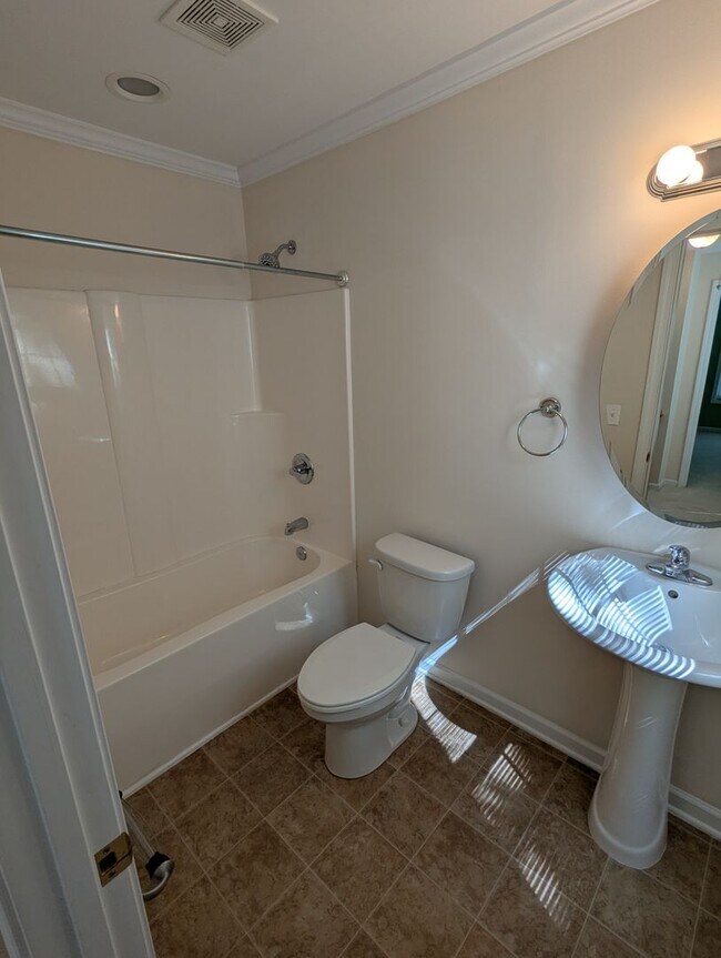 Building Photo - Spacious 4-Bedroom, 3-Bath Home in Parkside!