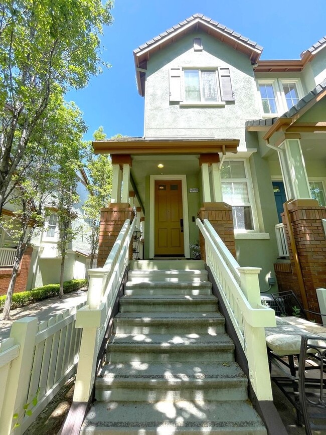 Building Photo - Stunning 3 Bedroom 2.5 Bath Town Home in p...