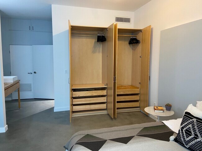 Building Photo - 615 Hampton Dr