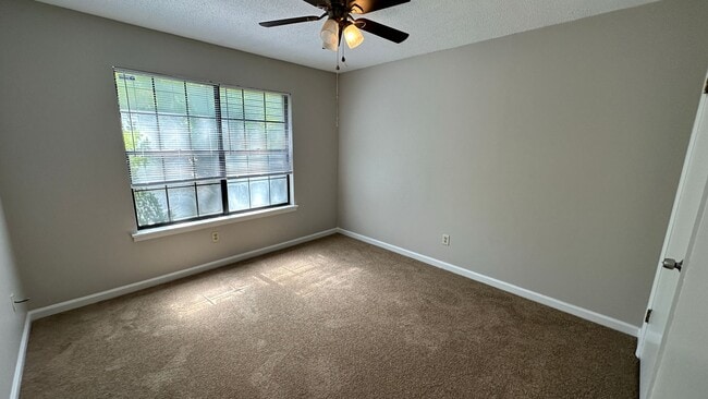 Building Photo - Lovely SOUTHWOOD Area 2/1.5 w/ Large Yard, Deck, & Open Floor Plan! $1350/month Avail July 1st!