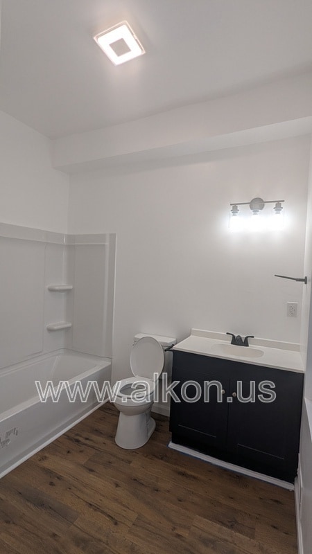 Building Photo - 566 Greenfield Ave