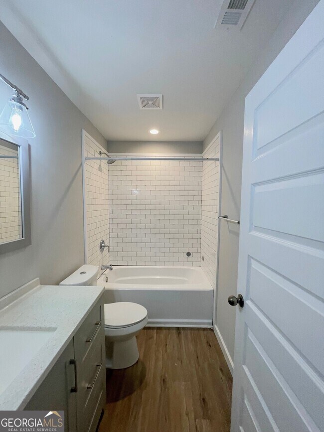 Building Photo - 156 Crest Pointe S