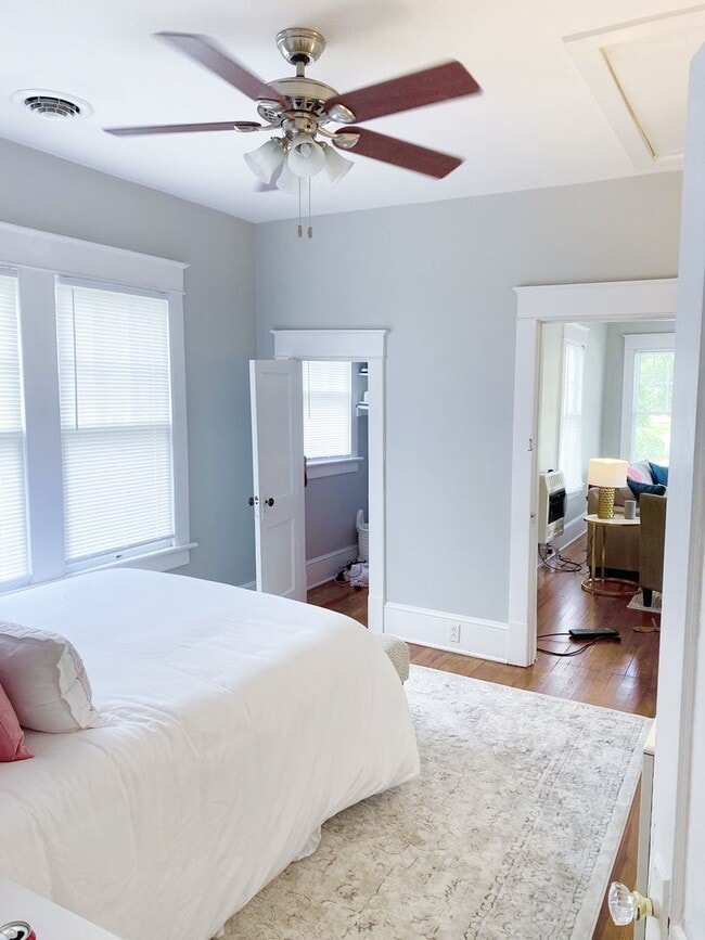 Building Photo - Beautiful 2 Bedroom home one block from ECU!