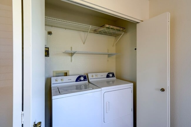 Building Photo - Condo in Montana Villas!