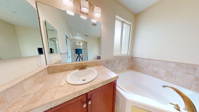 Building Photo - Modern Style Tri-Level Townhome 2BR/ 2.5BA...