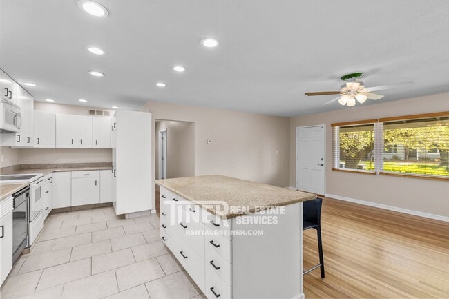 Building Photo - 2501 Laurence Ave