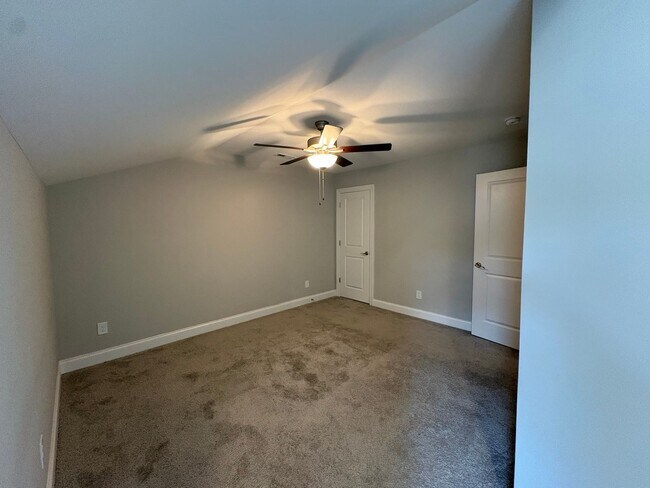 Building Photo - LUXURY TOWNHOME  IN THE CENTER OF MANCHESTER!