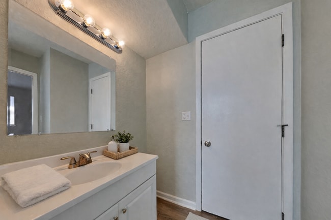 Building Photo - Charming 3-Bed Home in Lees Summit with Garage