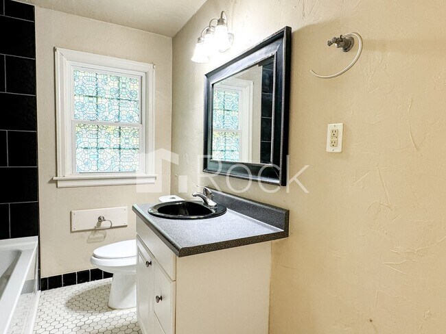 Building Photo - 2 Bedrooms plus Bonus Room near Mayfair Area in NW OKC