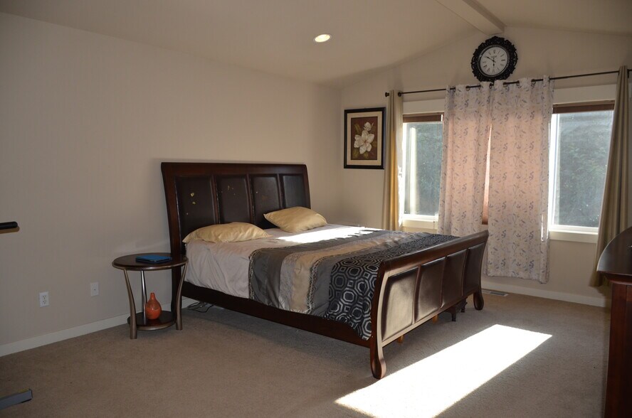 Masters with Vaulted ceiling - 11031 Muirwood Way NE