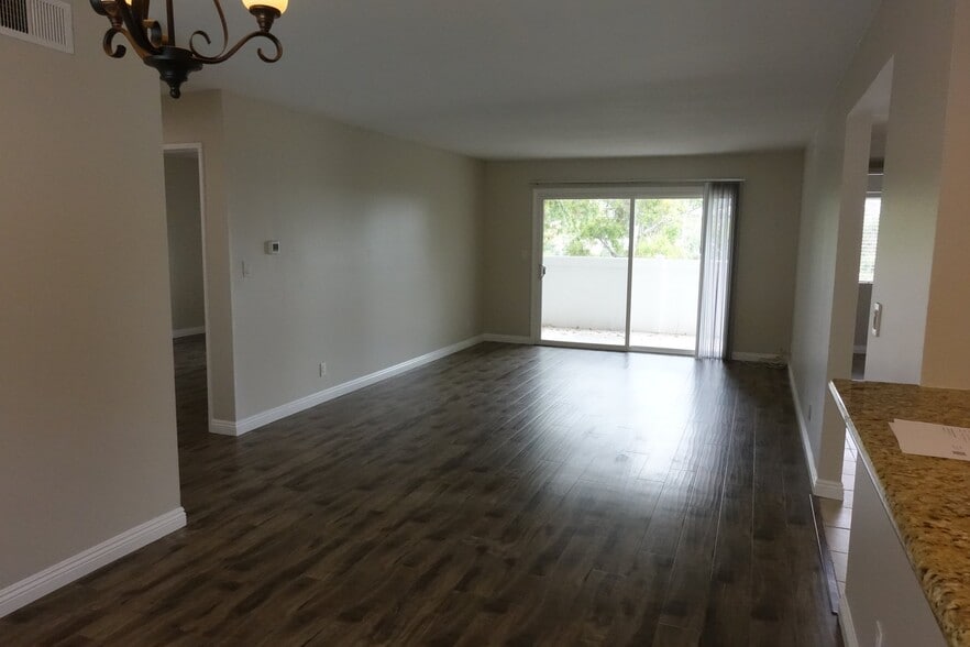 Building Photo - 465 S Ranch View Cir